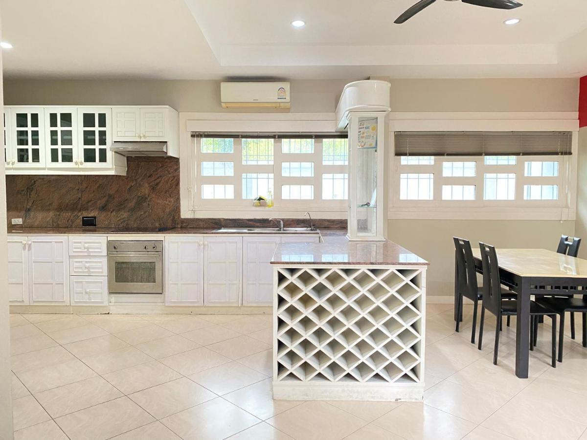 Simple Euro Villa,50m To Beach,6+2br,bbq,golf,karaoke Pattaya