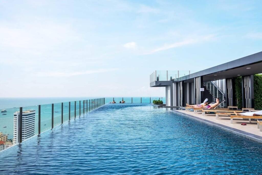 -amazing Location With Infinity Pool *