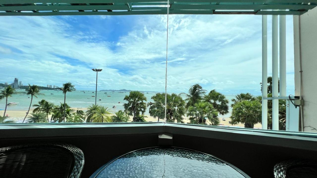 The Front Resort, Hotel