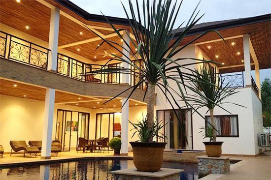 Phoenix Lakeside Pool Apartment Pattaya