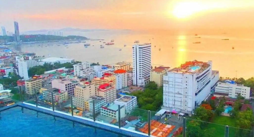 - Sea View Large Balcony With Infinity Pool Apartment Pattaya