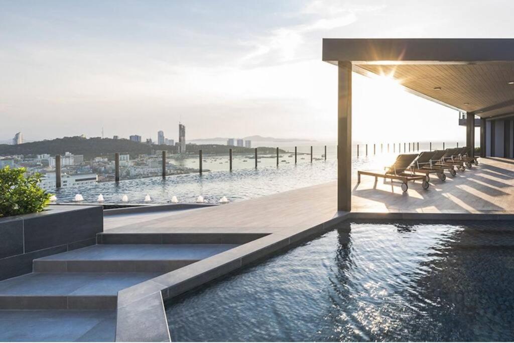Apartment The Base Center Of Rooftop Swimming Pool Pattaya