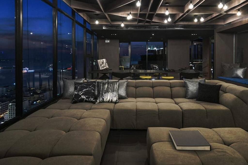 Apartment The Base Center Of Rooftop Swimming Pool *