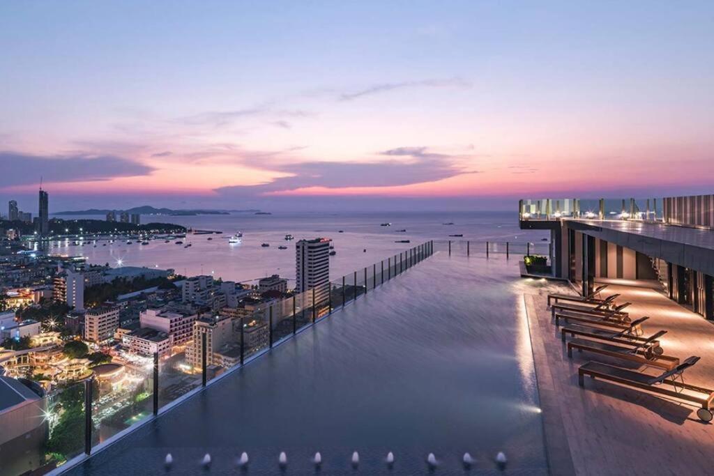 The Base Center Of Rooftop Swimming Pool Apartment *