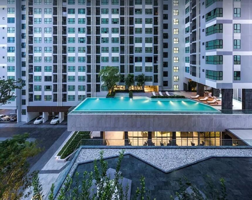 Apartment The Base Center Of Rooftop Swimming Pool