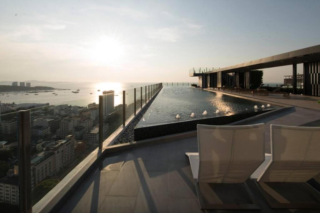 Apartment The Base Center Of Rooftop Swimming Pool