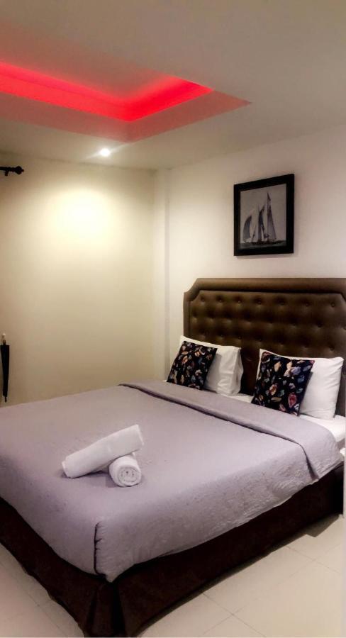 Hotel W-9 *