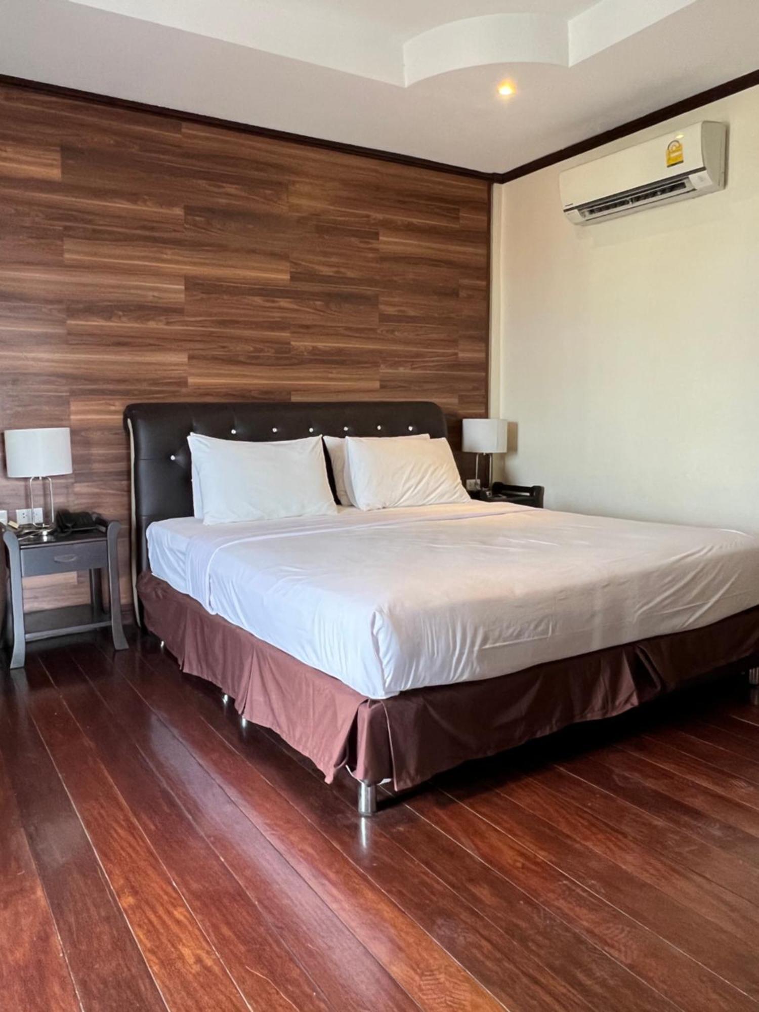 Lewiinski's Guest house *