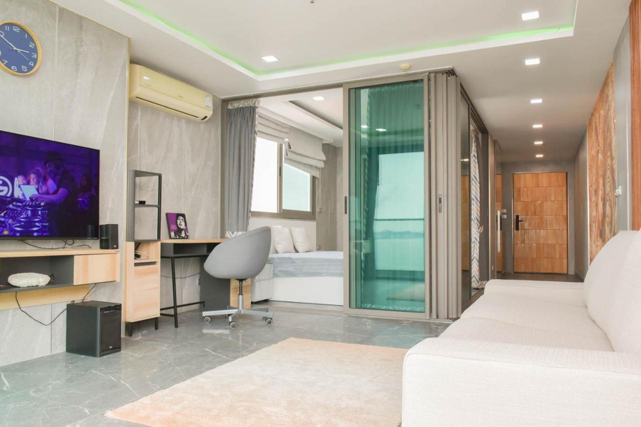 Wongamat Tower Condominium Apartment *