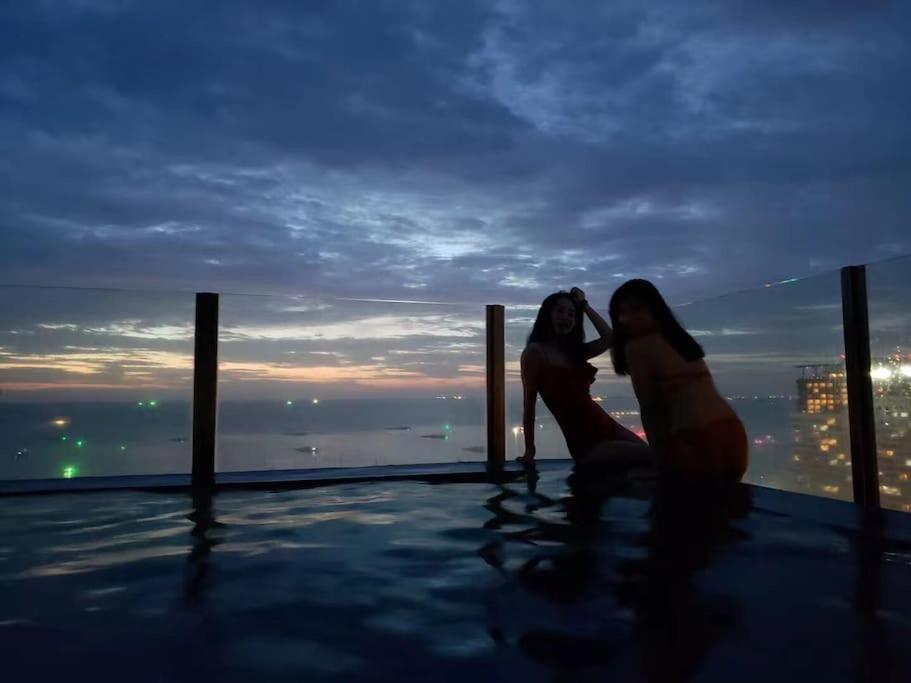 泰国芭提雅顶层无边游泳池公寓thebase健身房 Pattaya