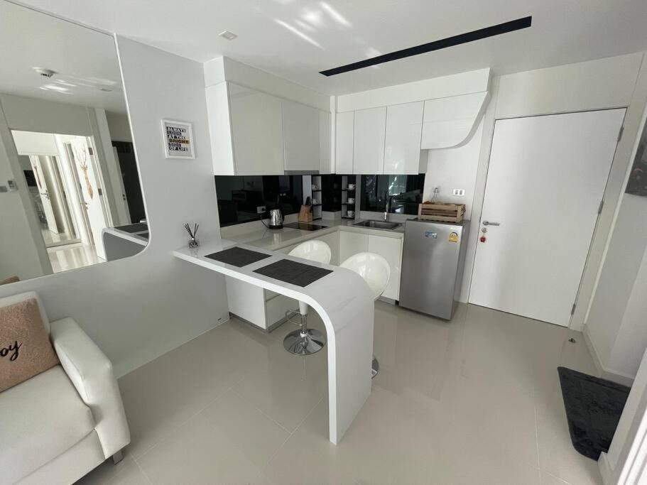 Stylish With Blazing Fast Fiber Internet, Pool, Sauna, Steam Room, Gym - Guest Friendly Apartment