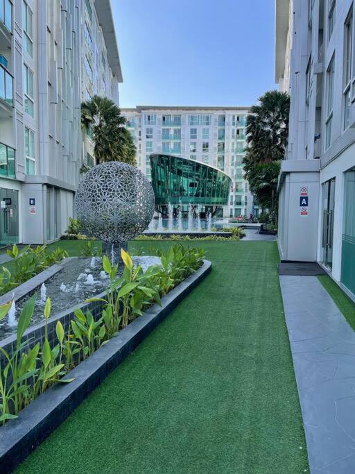 Stylish With Blazing Fast Fiber Internet, Pool, Sauna, Steam Room, Gym - Guest Friendly