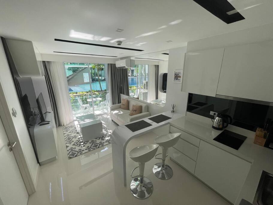 Stylish With Blazing Fast Fiber Internet, Pool, Sauna, Steam Room, Gym - Guest Friendly Apartment Pattaya