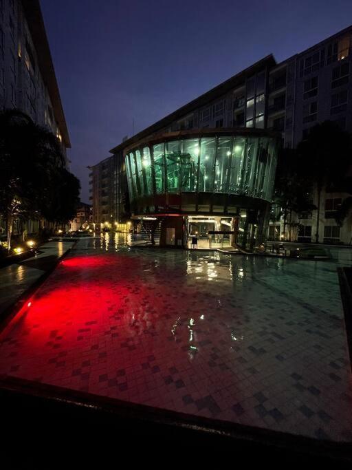 Stylish With Blazing Fast Fiber Internet, Pool, Sauna, Steam Room, Gym - Guest Friendly Apartment