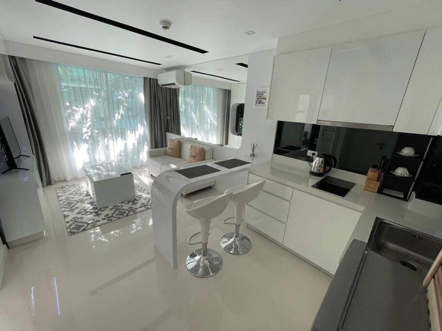 Stylish With Blazing Fast Fiber Internet, Pool, Sauna, Steam Room, Gym - Guest Friendly Apartment *