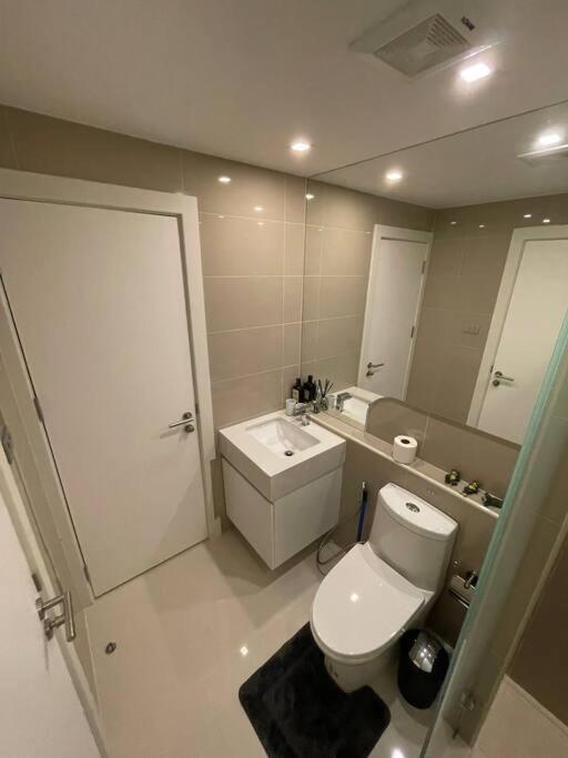 Stylish With Blazing Fast Fiber Internet, Pool, Sauna, Steam Room, Gym - Guest Friendly