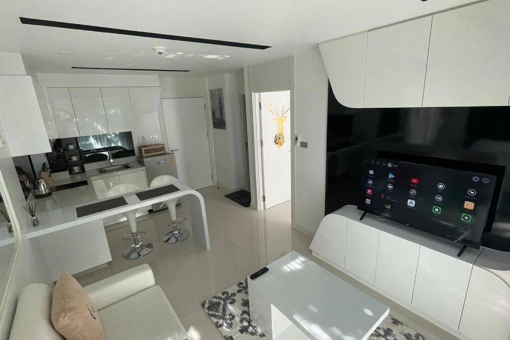 Stylish With Blazing Fast Fiber Internet, Pool, Sauna, Steam Room, Gym - Guest Friendly * Pattaya