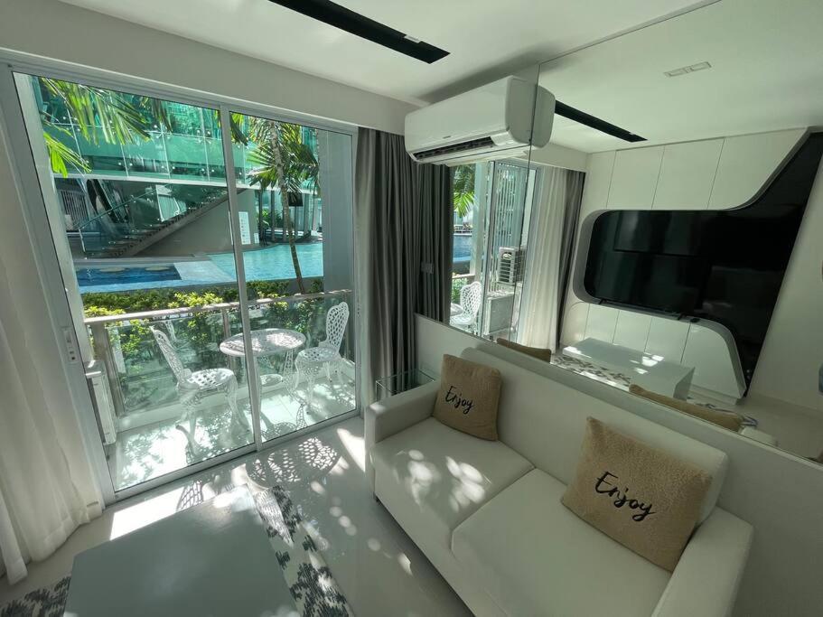 Stylish With Blazing Fast Fiber Internet, Pool, Sauna, Steam Room, Gym - Guest Friendly Apartment Pattaya