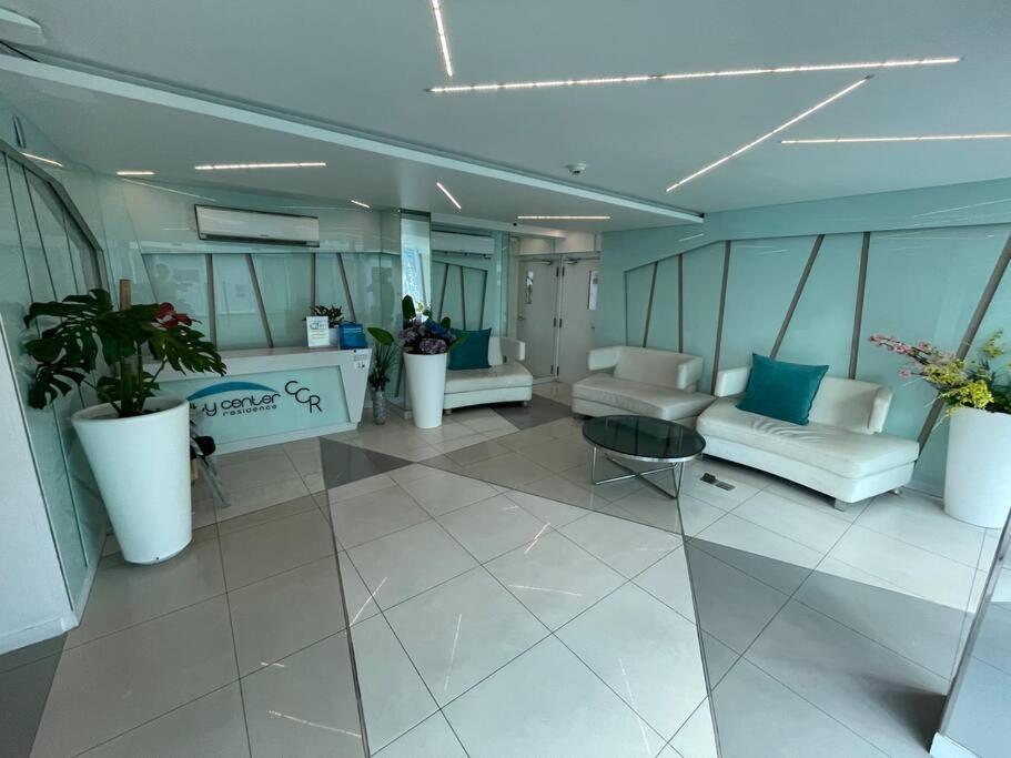 Stylish With Blazing Fast Fiber Internet, Pool, Sauna, Steam Room, Gym - Guest Friendly