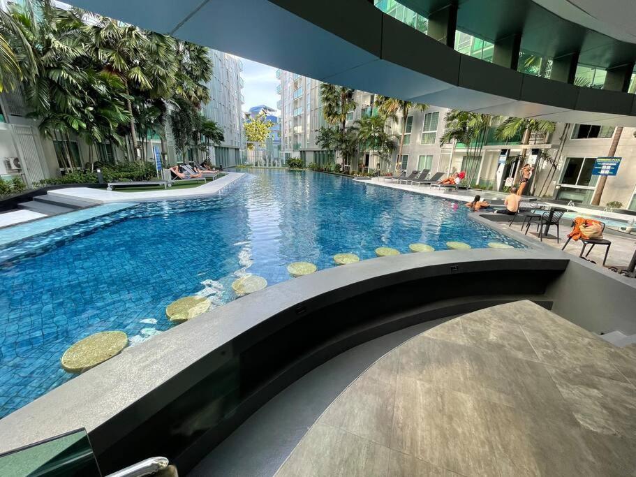 Stylish With Blazing Fast Fiber Internet, Pool, Sauna, Steam Room, Gym - Guest Friendly Apartment
