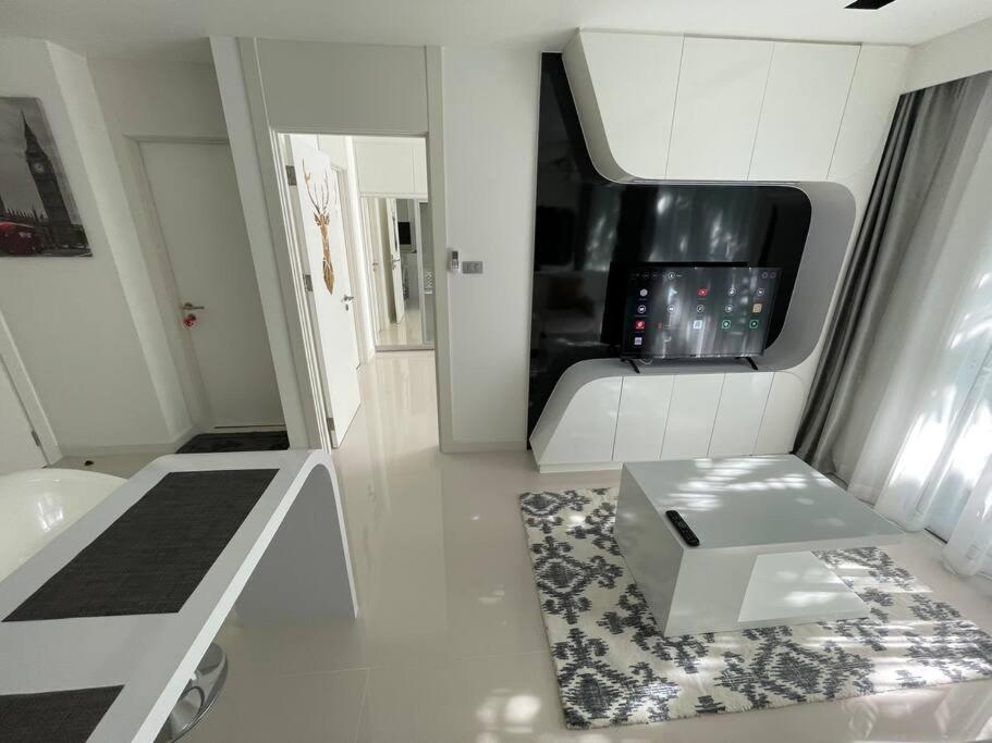 Apartment Stylish With Blazing Fast Fiber Internet, Pool, Sauna, Steam Room, Gym - Guest Friendly Pattaya