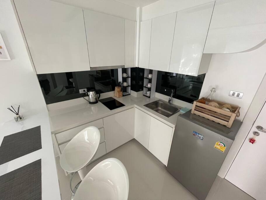Stylish With Blazing Fast Fiber Internet, Pool, Sauna, Steam Room, Gym - Guest Friendly