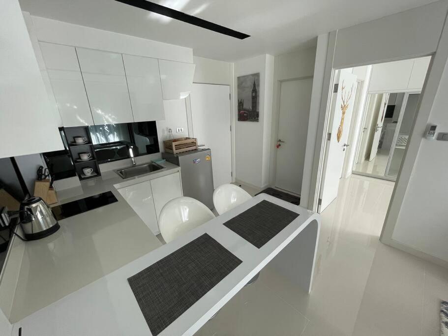 Stylish With Blazing Fast Fiber Internet, Pool, Sauna, Steam Room, Gym - Guest Friendly Apartment *