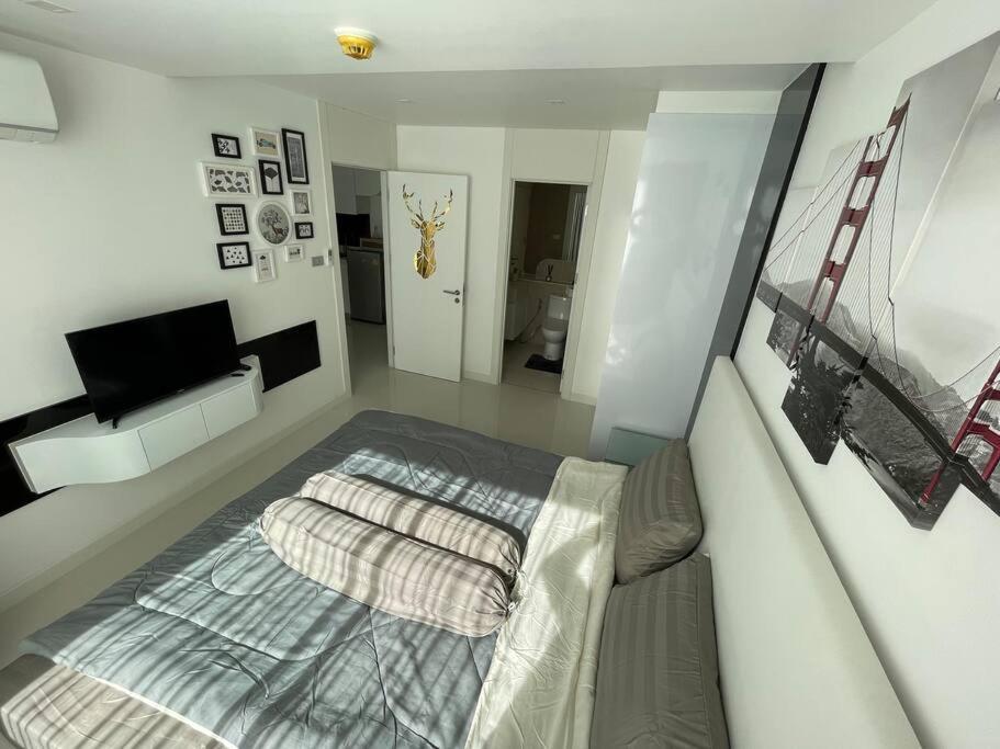 Stylish With Blazing Fast Fiber Internet, Pool, Sauna, Steam Room, Gym - Guest Friendly Apartment *