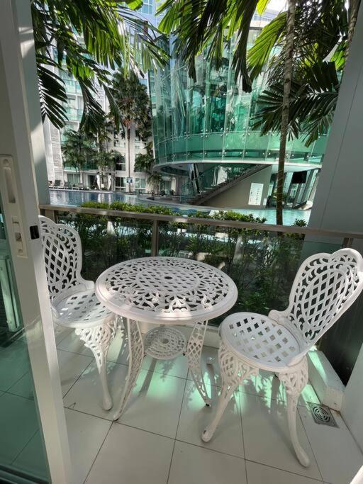 Stylish With Blazing Fast Fiber Internet, Pool, Sauna, Steam Room, Gym - Guest Friendly