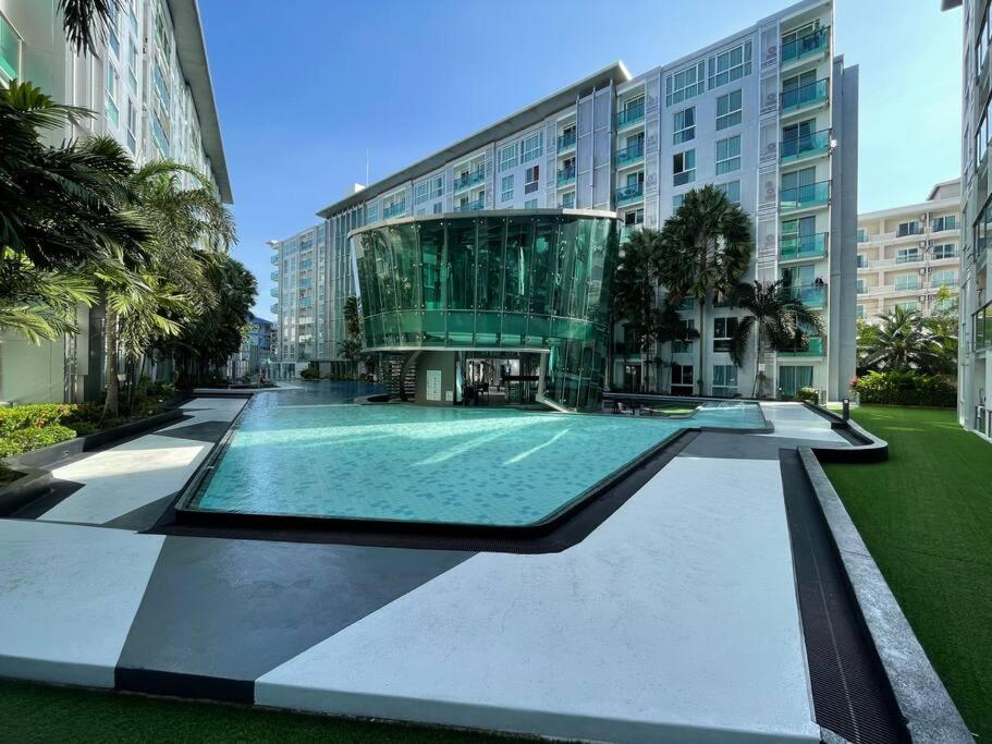 Stylish With Blazing Fast Fiber Internet, Pool, Sauna, Steam Room, Gym - Guest Friendly Apartment Pattaya