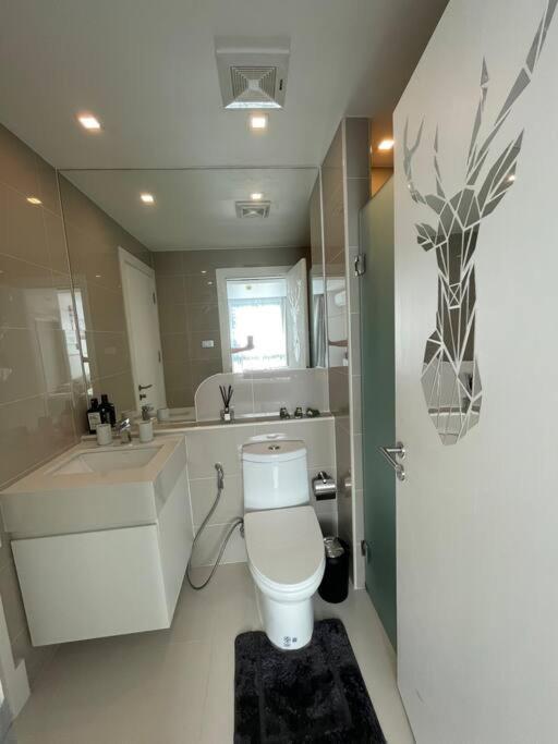 Stylish With Blazing Fast Fiber Internet, Pool, Sauna, Steam Room, Gym - Guest Friendly