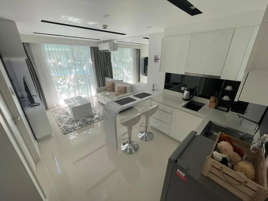 Stylish With Blazing Fast Fiber Internet, Pool, Sauna, Steam Room, Gym - Guest Friendly Apartment *