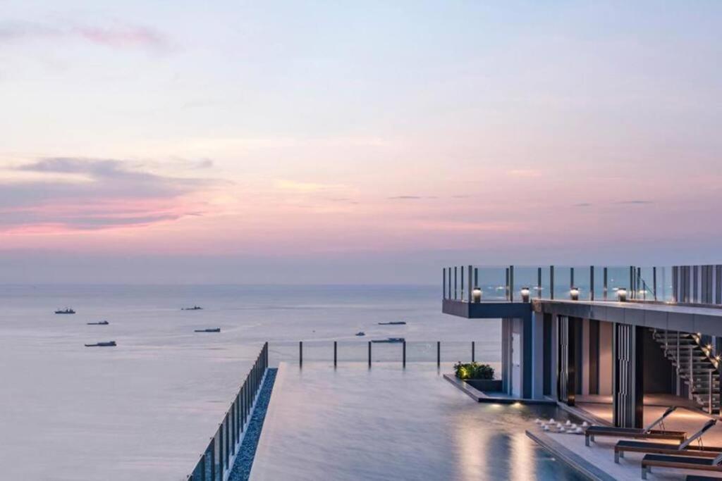 Amazing Infinity Pool Next To The Apartment