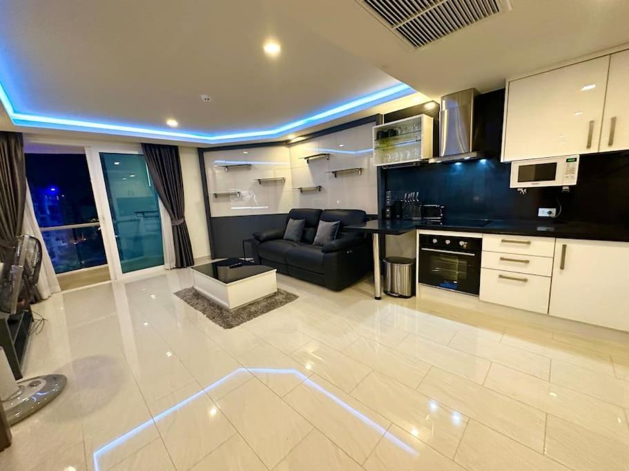 Large Luxury - Centre - Grand Avenue Residences, Pool View - 716 *