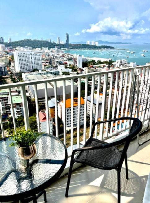 The Base Long Balcony King-bed With Infinity Pool & Free Netflix Apartment *