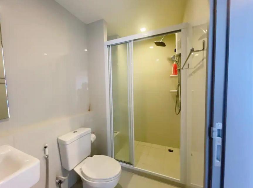 The Base Long Balcony King-bed With Infinity Pool & Free Netflix Apartment