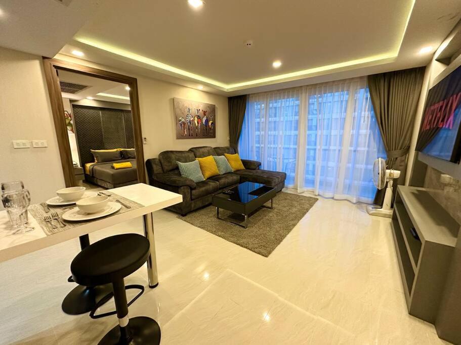 Large Luxury - Centre - Grand Avenue Residences - 501