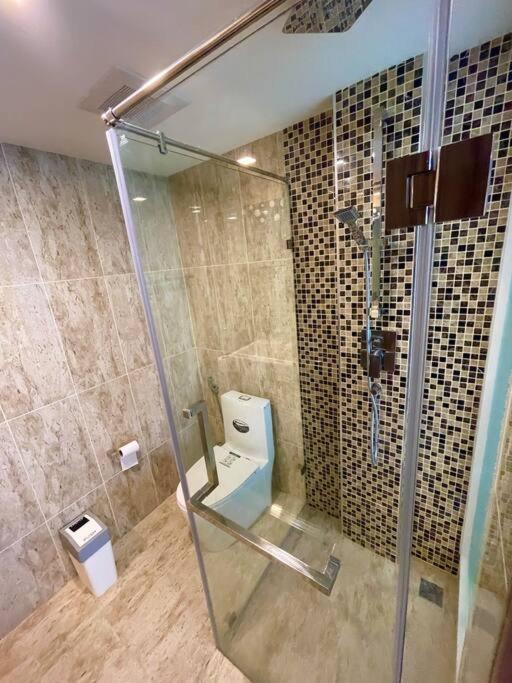 Large Luxury - Centre - Grand Avenue Residences - 501