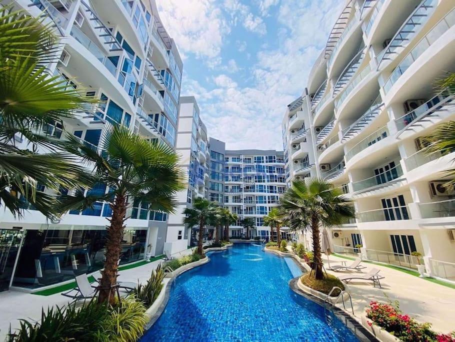 Large Luxury - Centre - Grand Avenue Residences, Pool View - 716 Apartment *