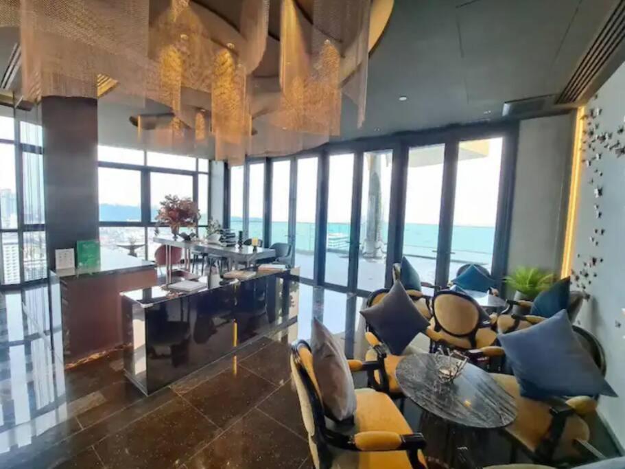 Edge Sky With Infinity Pool & Free Netflix * Pattaya