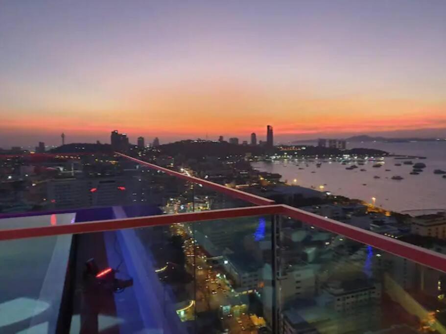 The Edge With Living & Infinity Pool * Pattaya