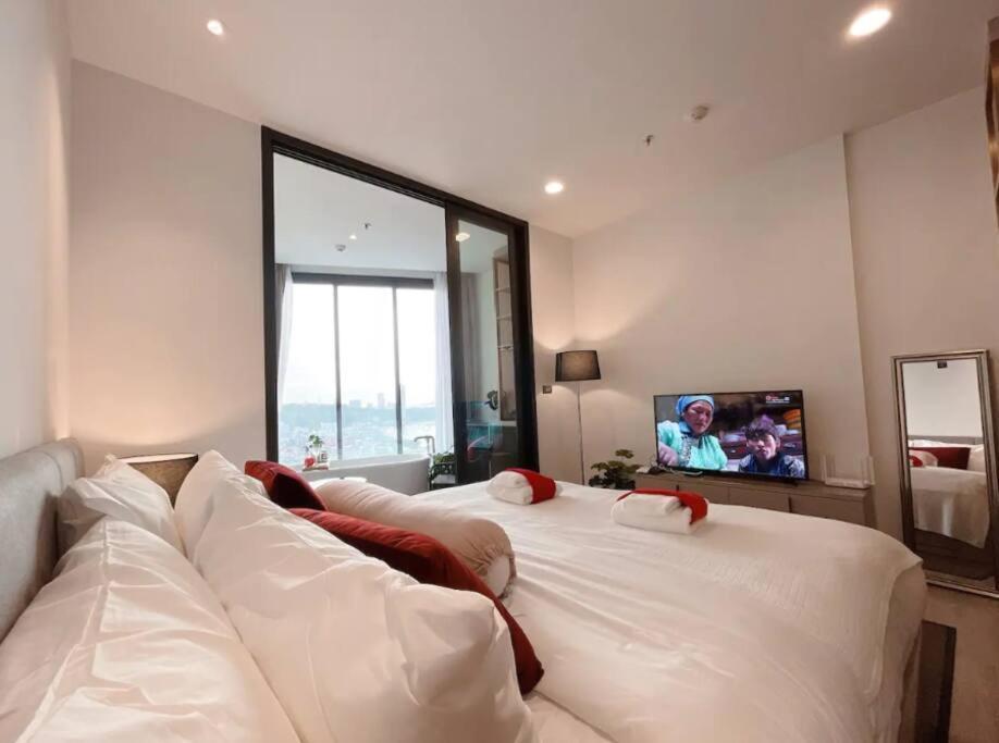 Edge Sky With Infinity Pool & Free Netflix Apartment *