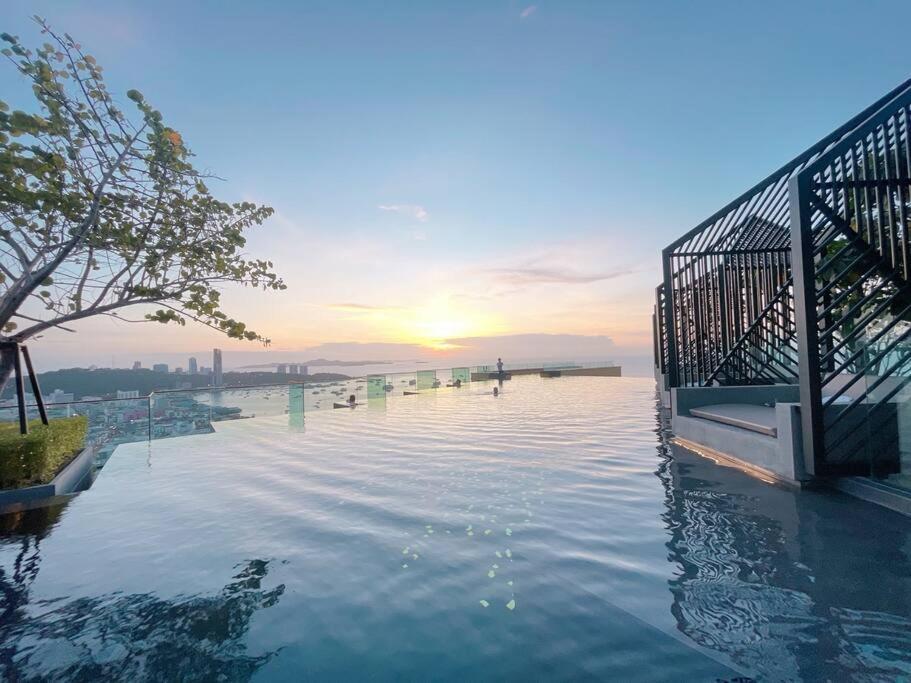 Apartment The Edge With Living & Infinity Pool