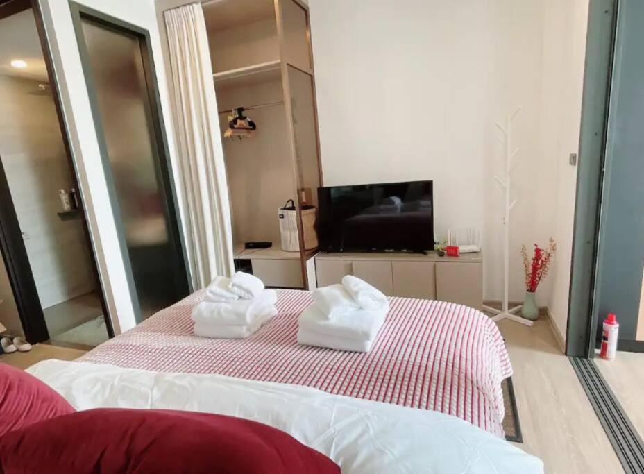 Apartment Edge With Living *