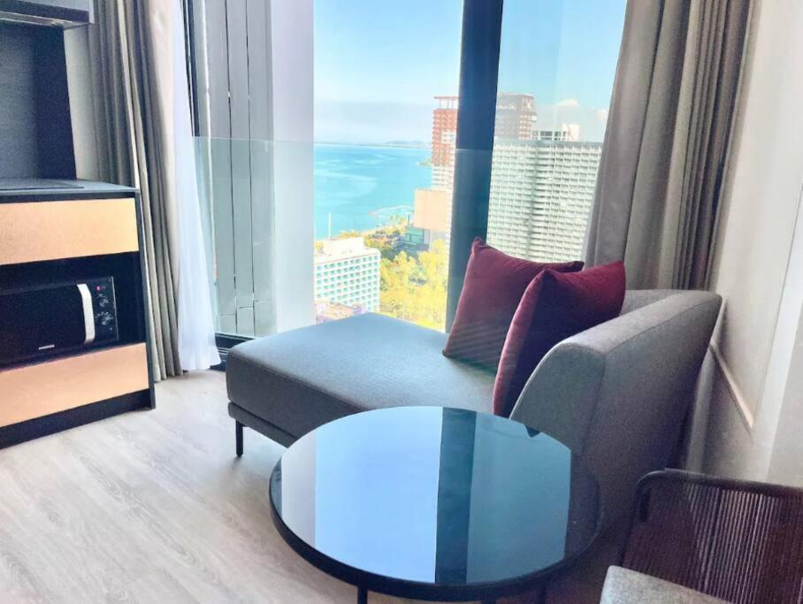 Apartment Edge With Living *