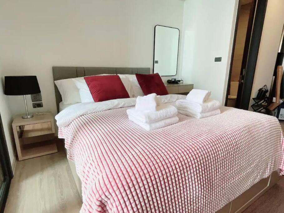 Apartment Edge With Living *