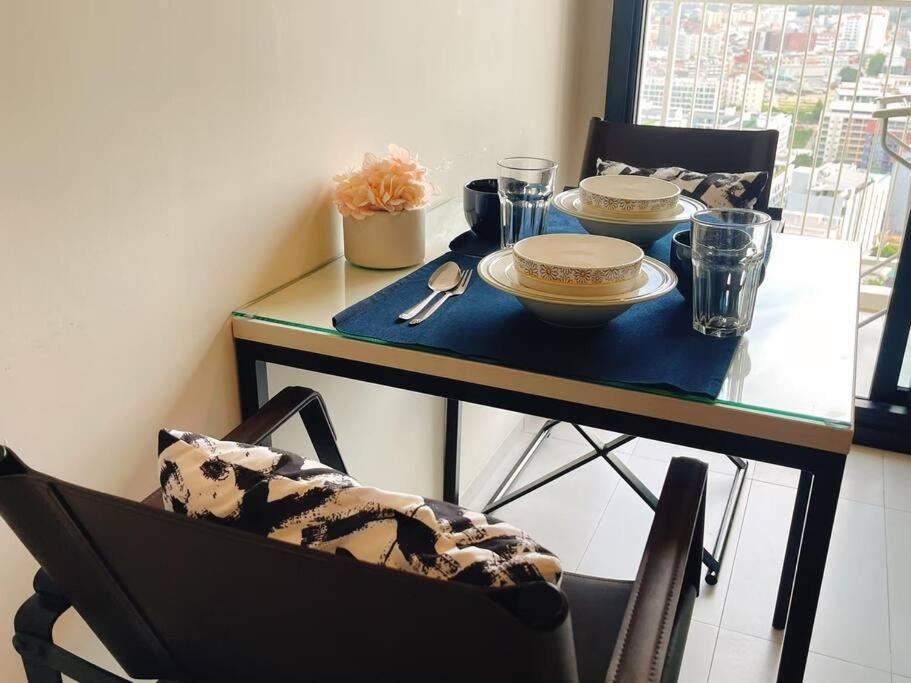 Base Long Balcony King-bed With Infinity Pool & Free Netflix!