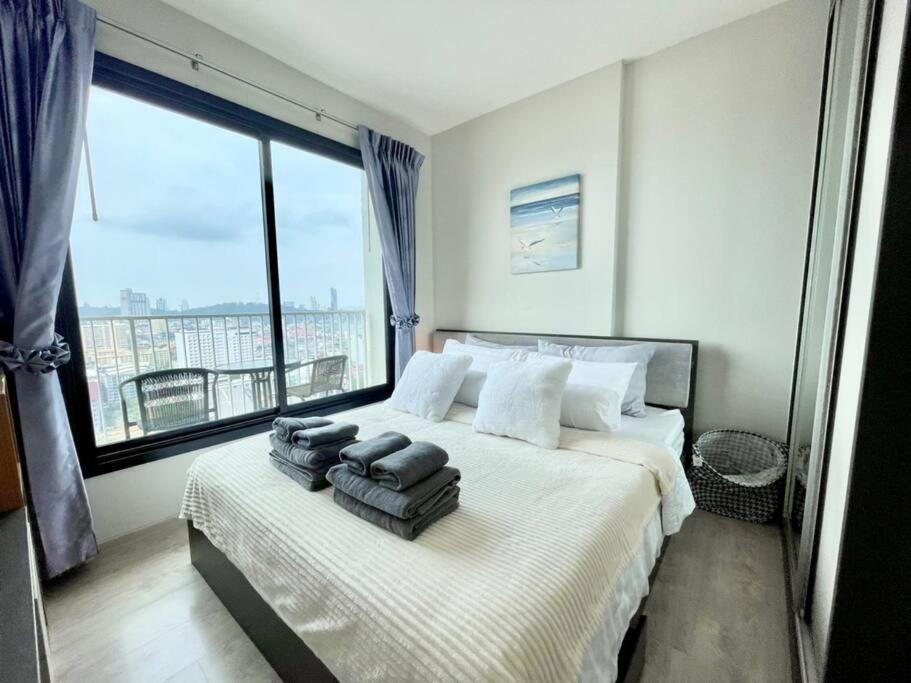 The Base Long Balcony King-bed With Infinity Pool & Free Netflix * Pattaya