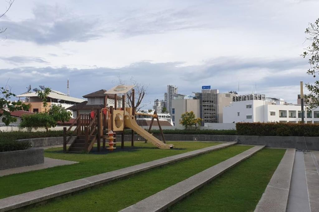 The Base Quiet King-bed With Infinity Pool & Free Netflix * Pattaya