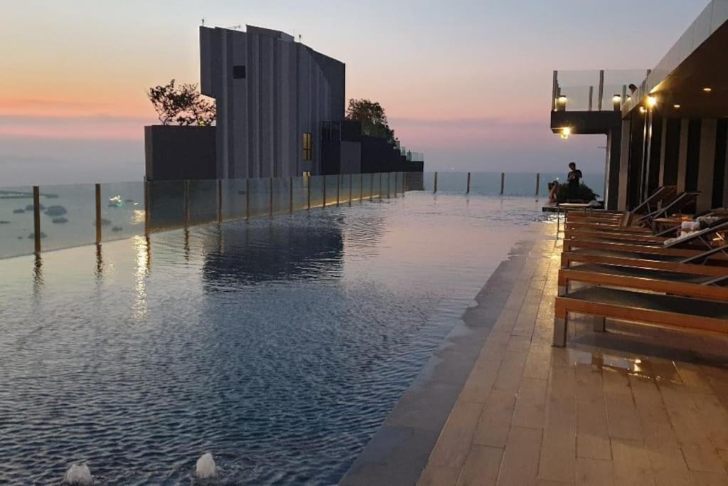 The Base Quiet King-bed With Infinity Pool & Free Netflix Pangsapuri Pattaya